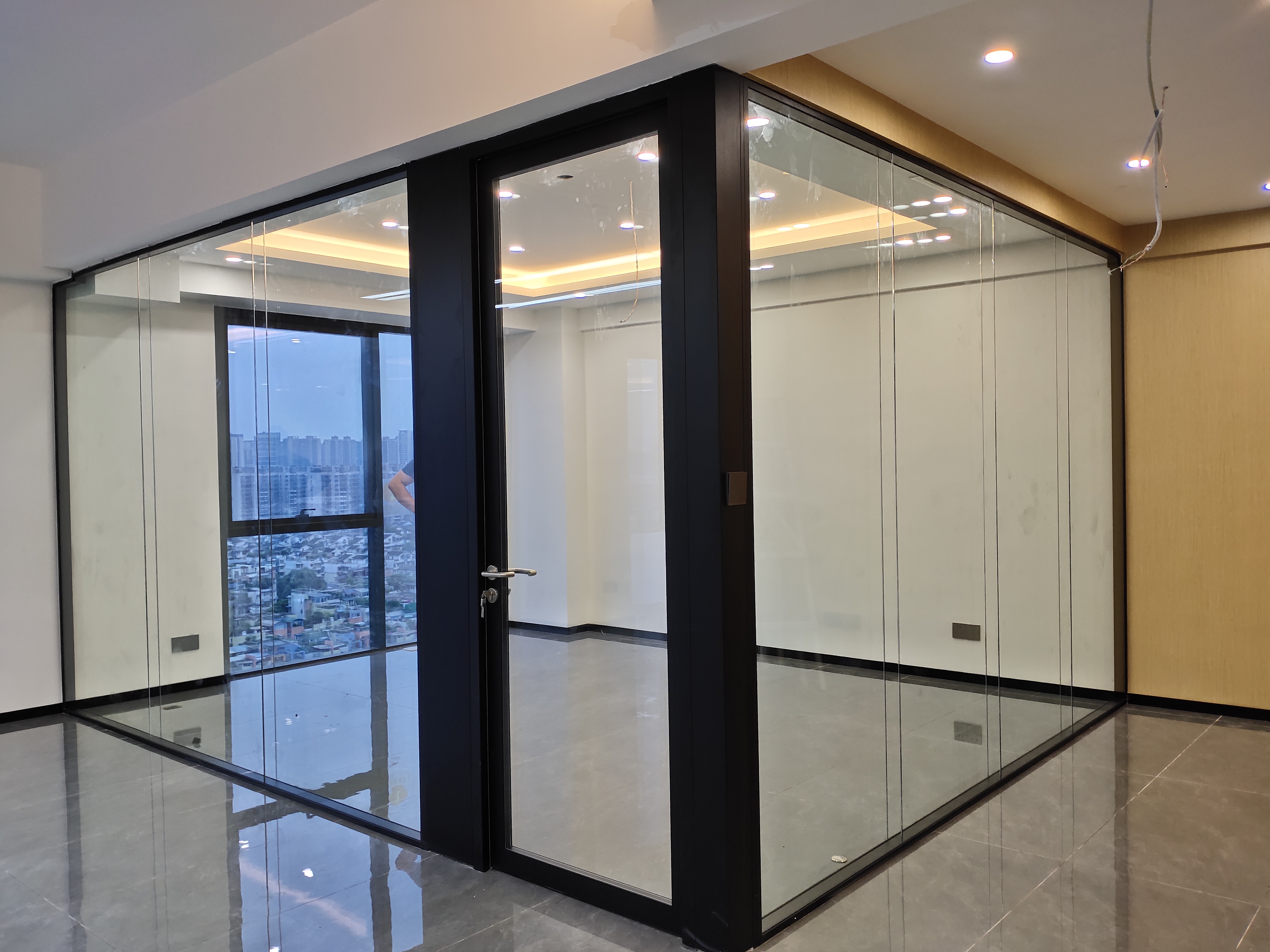 会议室办公玻璃隔断具有哪些功能?