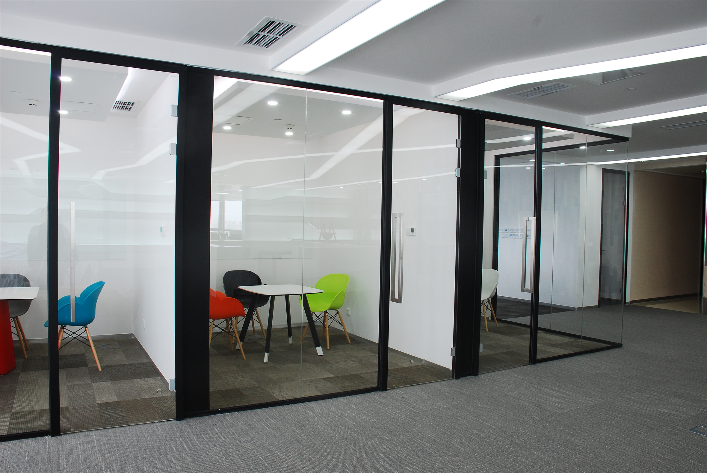 专业定制高品质玻璃隔断｜打造灵动空间解决方案｜奥玛斯隔断品牌？