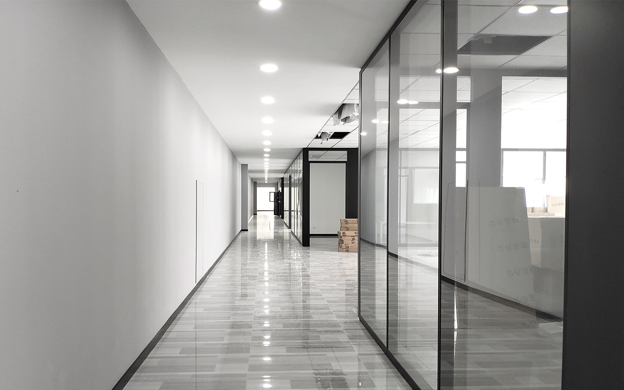 你所不知道的玻璃隔断效果，点燃工作场所活力！